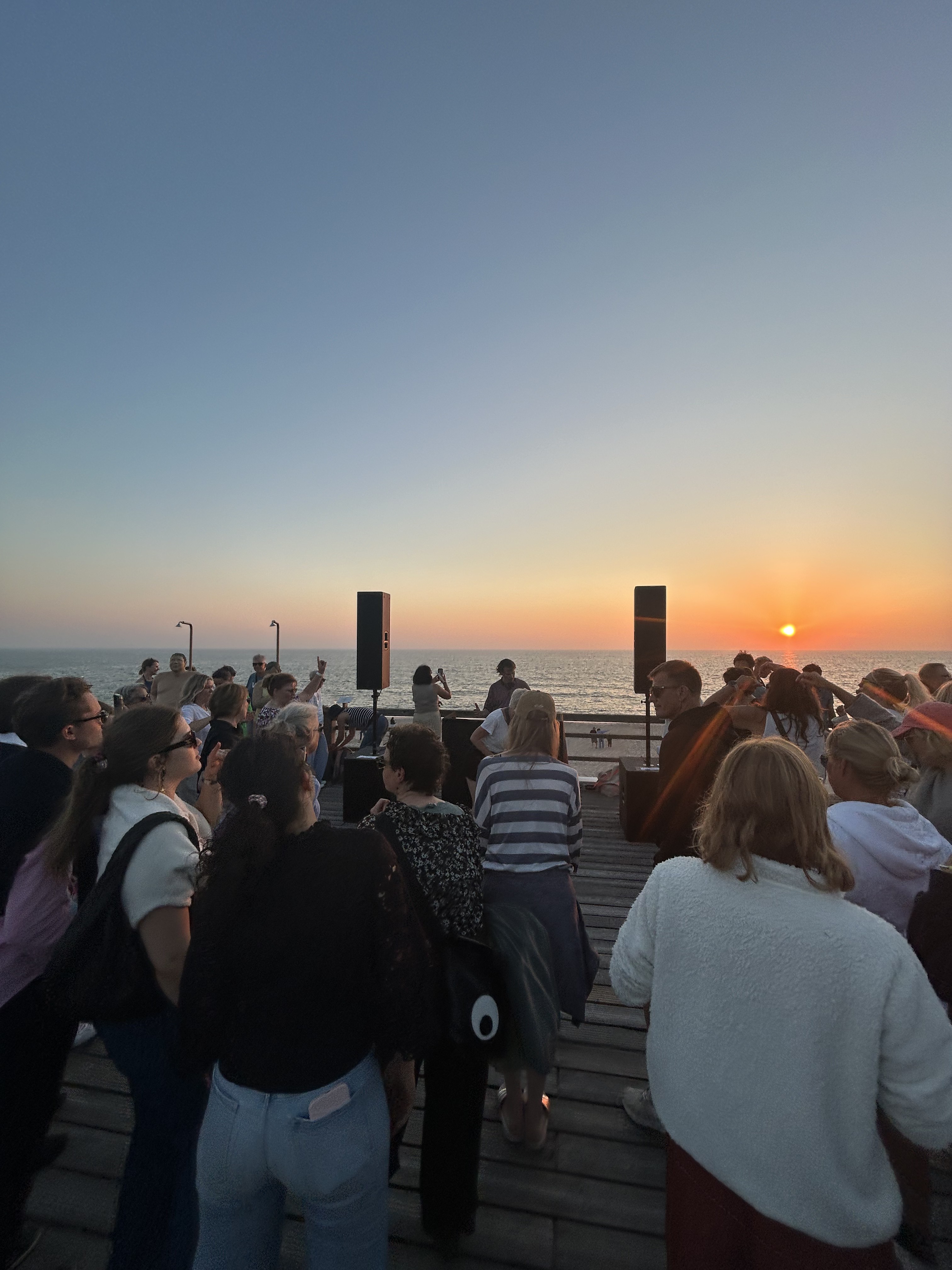 Community-Event auf einer Terrasse am Sylter Sonnenuntergang
